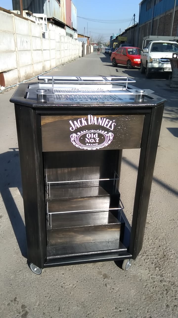 mueble retail de jack daniels en acero inoxidable